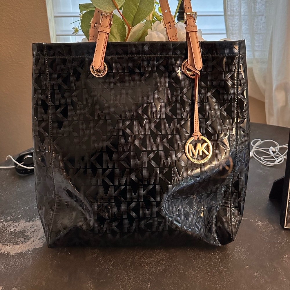 Black Michael Kors tote